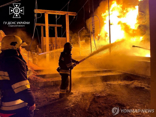 6일(현지시간) 소방관들이 러시아의 대규모 미사일 공습으로 우크라이나 남부 항구도시 오데사의 한 핵심 전력기반 시설에 발생한 화재를 진압하고 있다. [오데사 로이터=연합뉴스]
